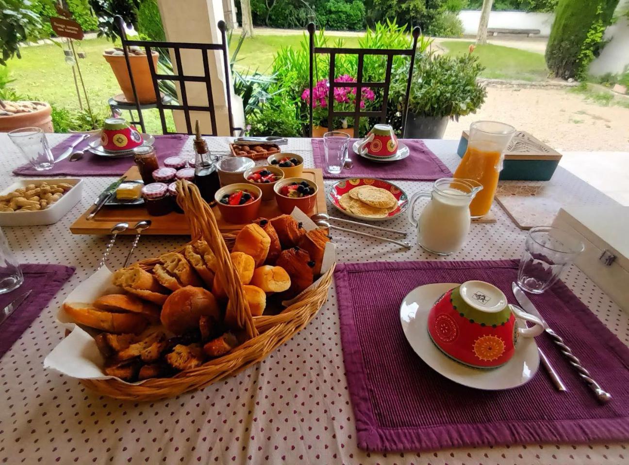 Bed and Breakfast La Goutadou Cabannes Exterior foto